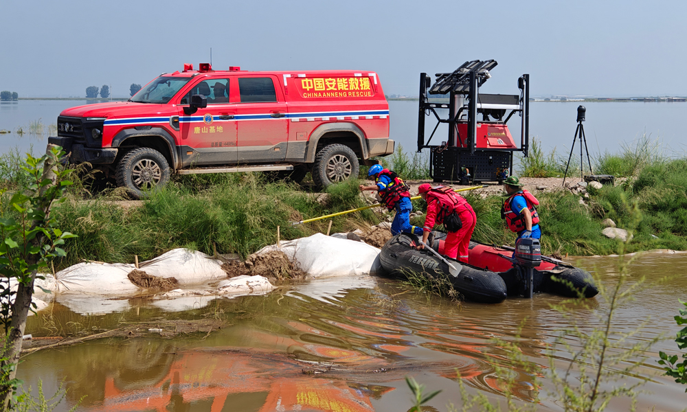根据地方联合指挥部统一部署，中国安能救援队受领呼和浩特市托克托县树尔营村、包头市土默特右旗双龙镇两处防汛固堤任务。