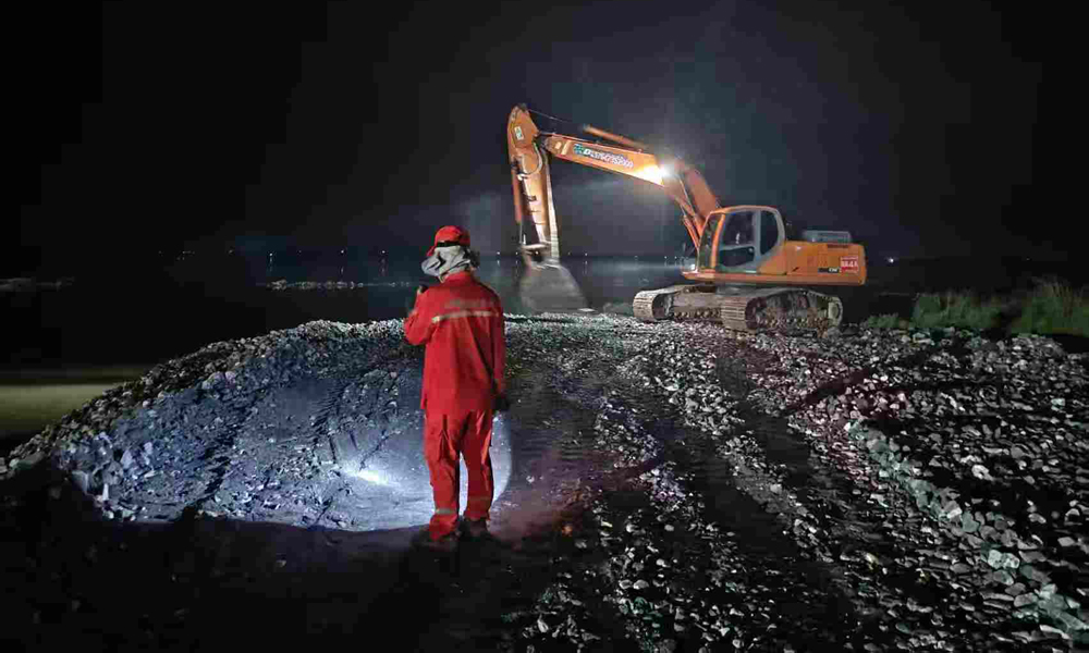 8月4日12时，中国安能救援队兵分两路，在托克托县树尔营村西北，对4处总长89米堤防薄弱段，组织抢筑会车平台、加固挡水应急堤防等除险加固作业；在土默特右旗双龙镇西南，针对两处总计55米堤防薄弱段，中国安能救援队沿堤顶通道清除泥泞、换填石料、拓宽路面作业，为下一步培基固堤创造便利交通条件。