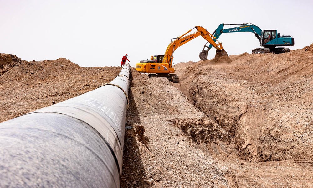 8月，南天山脚下的戈壁滩热浪蒸腾，气化南疆天然气管道工程二期项目建设现场一片繁忙景象，从布管到对口、从焊接到打磨，中国石油管道局工程有限公司工作人员一道接一道工序精细作业。