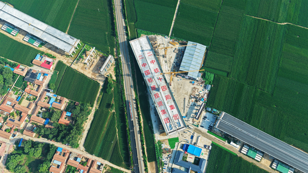 近日，德上高速临清连接线上跨京九铁路转体桥工程成功完成转体施工。该项目由中国铁建投资集团投资建设、中铁十四局承建。图为大桥转体前。 