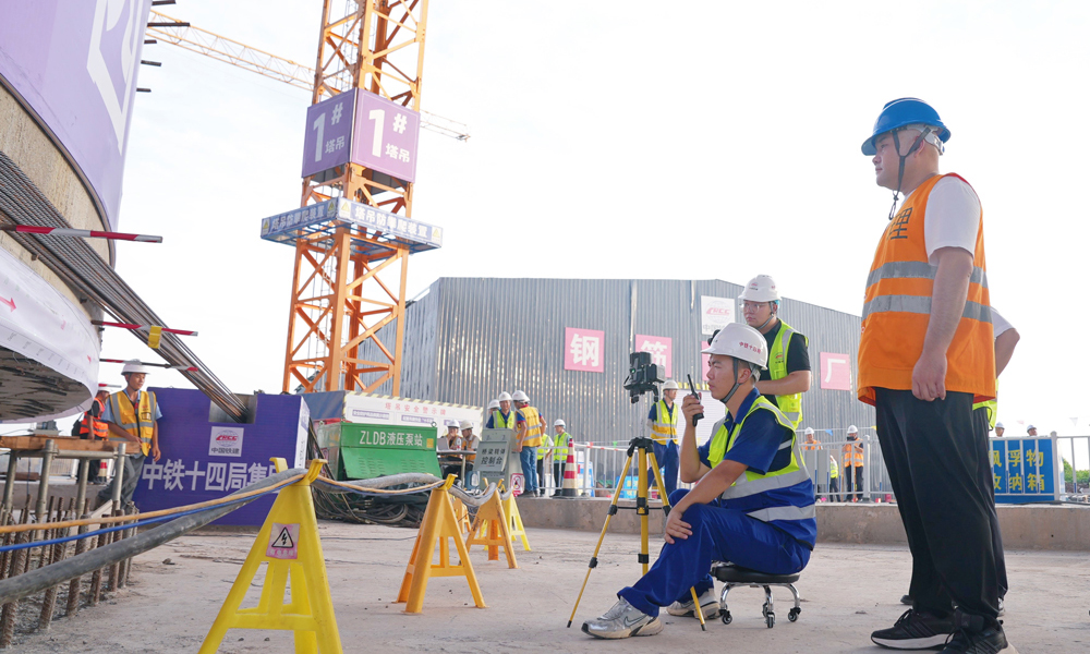 德上高速临清连接线项目建成后对进一步加强山东省会经济圈和河北省南部、中原经济区的沟通联系，优化综合交通运输体系及高速公路网布局具有重要意义。图为技术人员正在检测转体进度。 