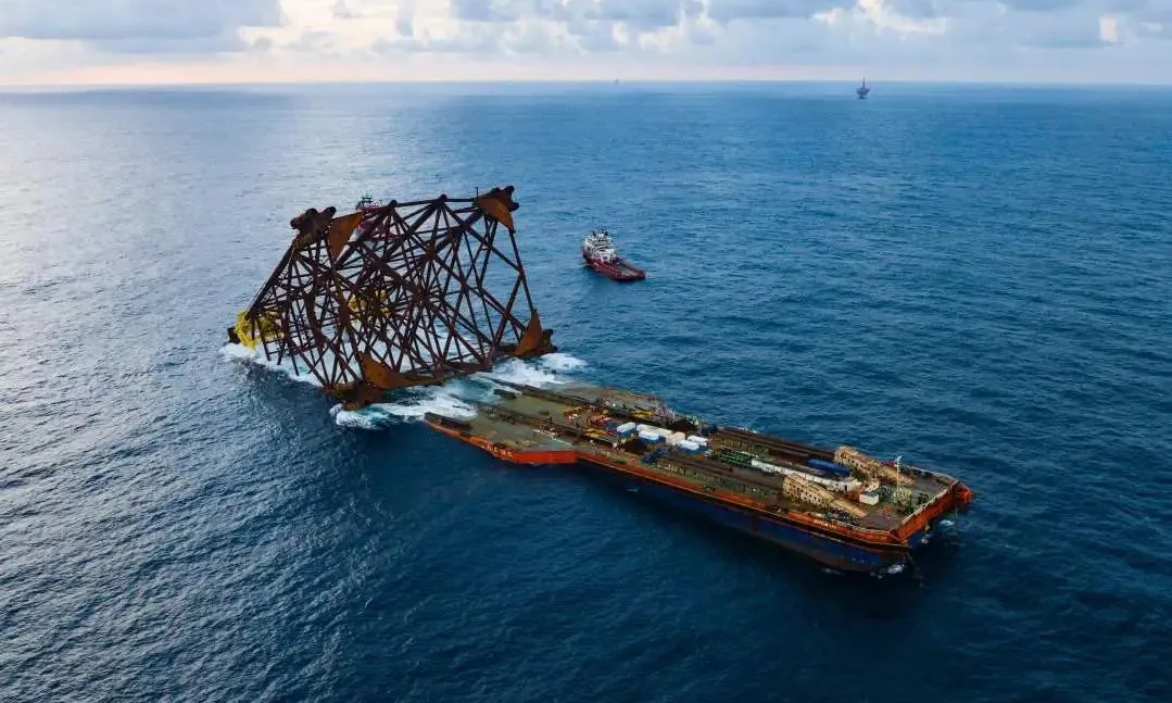 近日，由中国海油旗下海油工程总承包的惠州25-8DPPB平台导管架顺利完成安装，实现了全套国产安装核心工机具规模化应用，标志着我国深水导管架成套关键技术取得新进展，对提升海洋油气装备制造能力、保障国家能源安全具有重要意义。