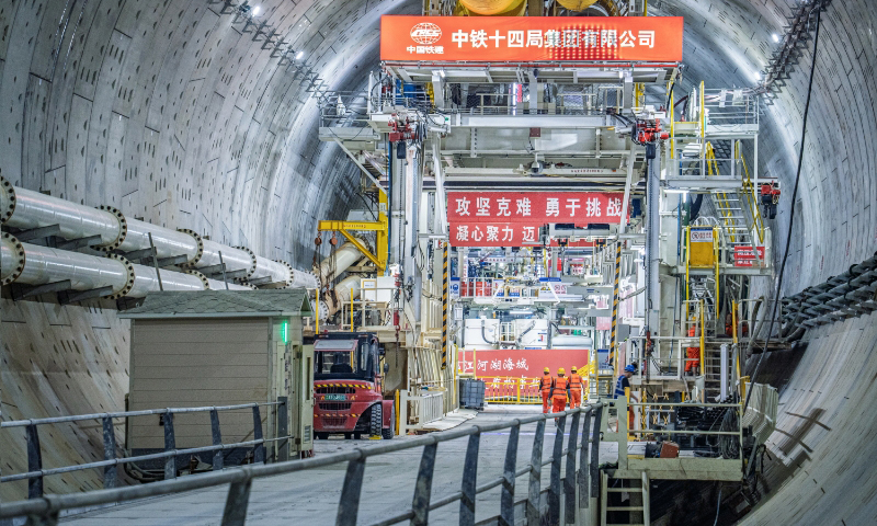 济南黄岗路黄河隧道全长约5.75公里，设计时速60公里，是国内首条穿越黄河单洞双层盾构隧道。项目团队研发应用双管路液压采石装置等，破解了不良地质带来的施工难题，在黄河下首次实现全程3.3公里连续掘进不换刀。图为隧道内施工现场。