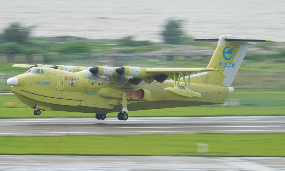 8月17日，AG600“鲲龙”批产第二架机（1102）在广东珠海成功完成生产试飞，即将交付客户进行运营。