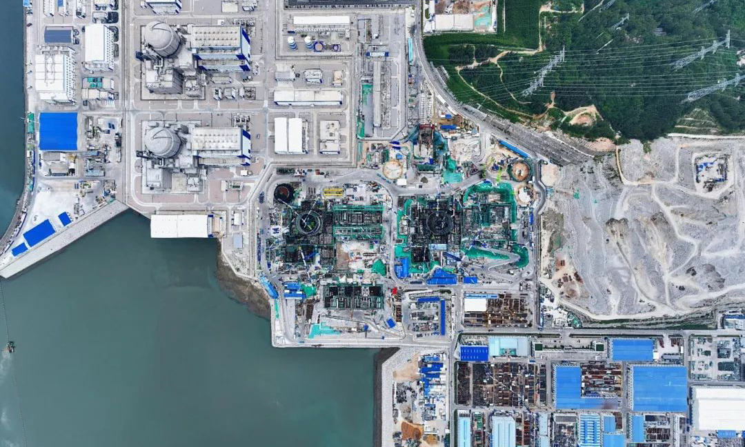 真抓实干强履约，满弓劲发促生产。近日，中核集团各项目紧盯目标抓落实，铆足干劲、争先奋进，实现了吊装、移交、封顶等多个关键工程节点，书写品质履约优异答卷。图为“华龙一号”漳州核电项目建设现场。