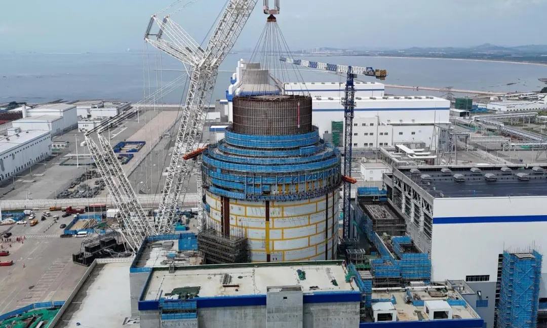 海阳核电3号机组大型模块全部吊装完成，已全面进入安装调试阶段。自项目开工以来，现场团队成功攻克大型模块吊装的技术与组织难题，多措并举全力护航节点完成，为后续安装调试工作筑牢坚实基础，助力海阳核电项目朝着高质量投运稳步迈进。