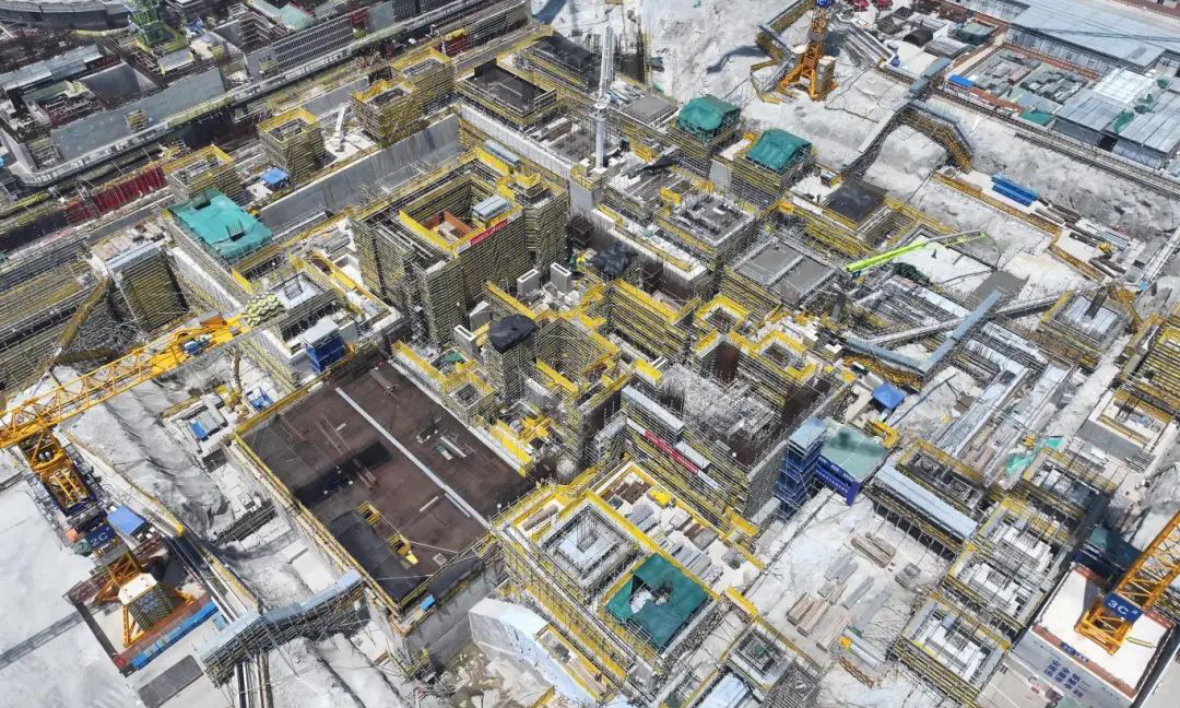 宁德核电5号机组常规岛项目整体进度可控。自开工建设以来，项目团队昼夜攻坚，成功攻克主厂区狭小、进场道路受限等难题，全力以赴跑出项目建设“加速度”。