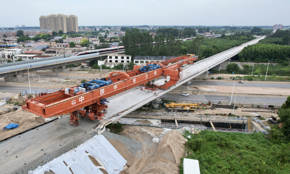 雄保特大桥位于河北省保定市清苑区和徐水区内，全长约21公里，是雄忻高铁雄保段内最长桥梁。大桥线路紧邻京广铁路，跨越多条公路、河流，施工环境复杂、安全风险大。项目团队创新应用北斗定位系统，对梁体架设姿态等实施毫米级实时监测与动态调控，有效规避梁体变形及设备损伤风险，大幅提升施工效率与精度，保障了工程有序。