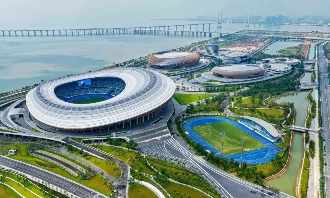 近日，由中国建筑旗下中建三局、中建八局承建的大湾区文化体育中心正式启用。该项目位于粤港澳大湾区的“几何中心”——广东省广州市南沙区最南端，包含综合体育场、综合体育馆、游泳跳水馆，是集文化、旅游、体育等功能为一体的大型城市综合体。