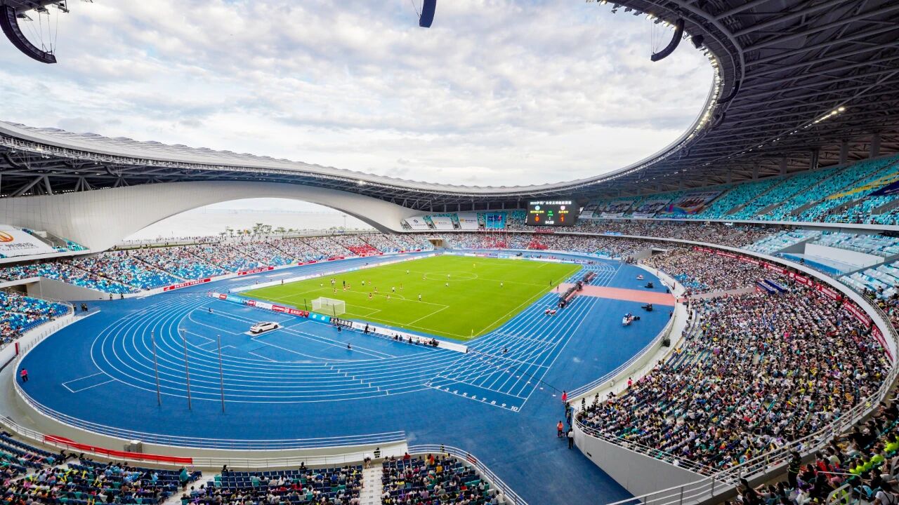 临海而建，是大湾区文化体育中心最鲜明的特色。综合体育场定位为6万座的甲级综合体育场，总建筑面积约18.6万平方米，以中华之礼“扇子”为理念，屋顶如扇面徐徐打开，呈现具有韵律感的叠瓦形态。