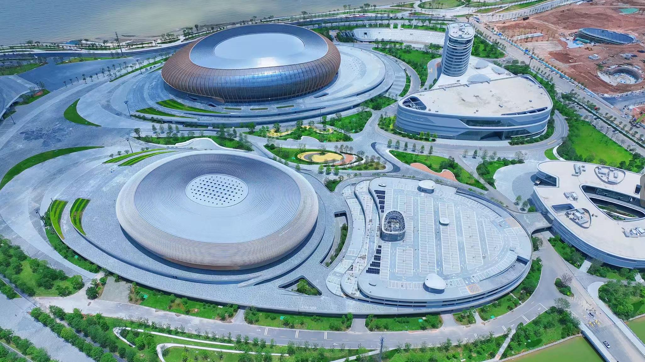 综合体育馆建筑面积约11万平方米，为国内领先的综合性多功能体育馆之一。项目团队对建设全过程进行软件分析，确保滑移过程中应力及位移变形在预警值内，采用建筑信息模型技术精确建模，助力精确完成百米跨度超万吨罩棚钢结构安装。