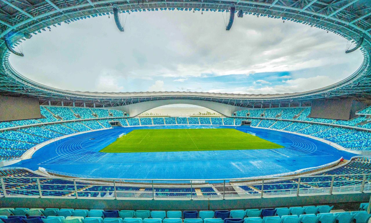 综合体育馆看台采用固定看台+伸缩看台、综合马道等设计，低区座位数比例达到50%，座位总数达到10000个。体育馆还可实现冰场、篮球场快速转换，满足比赛、演艺等多重需求。项目团队应用人脸识别、运营数据统计及分析以及VR、AR、APP实时推送，打造5G智慧场馆。