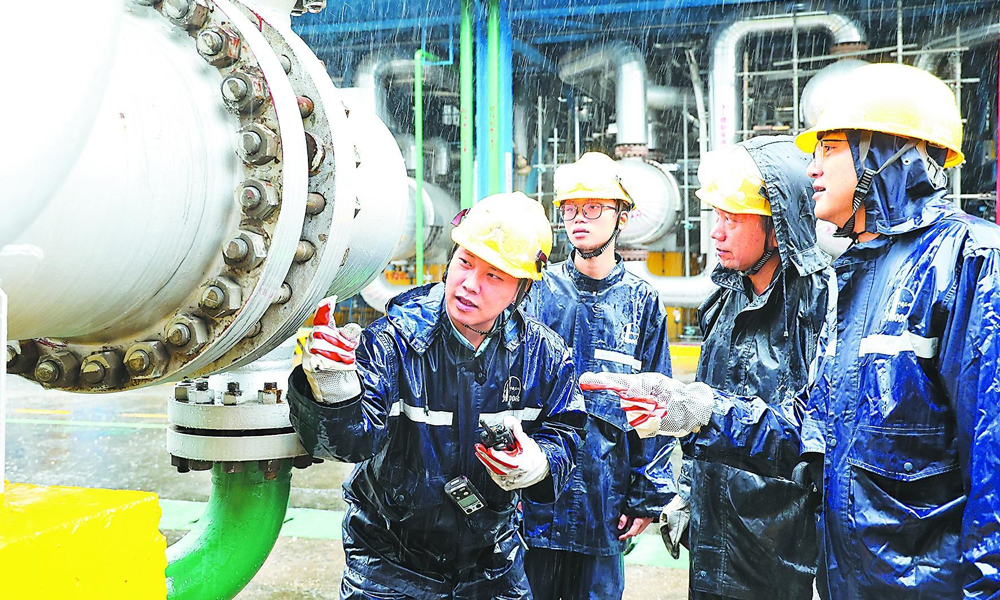 9月8日，今年第16号台风“塔巴”在广东台山沿海登陆。受其影响，广东、海南、广西等部分地区迎来强降雨。中国石化旗下广州石化、茂名石化、广东石油、海南炼化、海南石油、广西石油等企业全面落实防台风防汛措施，加强重点区域和设备安全检查，严格落实24小时应急值守制度，确保生产经营和能源供应安全平稳。图为广州石化炼油四部工作人员做好生产操作调整。