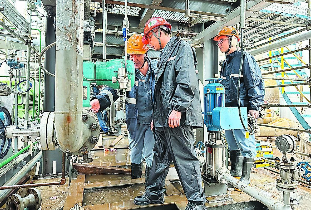 海南炼化员工进行装置隐患排查。