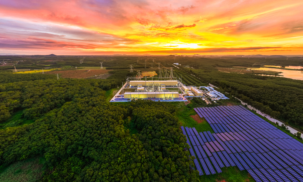 近日，海南500千伏主网架工程首座500千伏变电站——500千伏昌化变电站率先建成投运。海南500千伏主网架工程包括500千伏椰城、三亚、昌化变电站，以及配套500千伏和220千伏输电线路等项目。