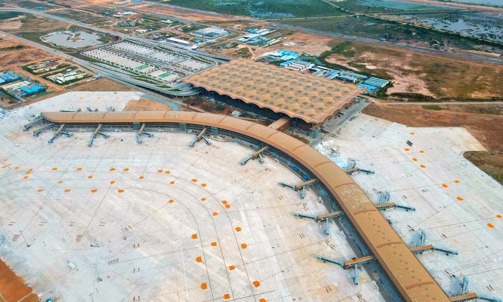 近日，由中国建筑旗下中建三局一公司承建的柬埔寨德崇国际机场正式通航。该机场位于柬埔寨干拉省，距离金边市中心约19公里，占地面积达2600公顷，横跨干丹省和茶胶省。