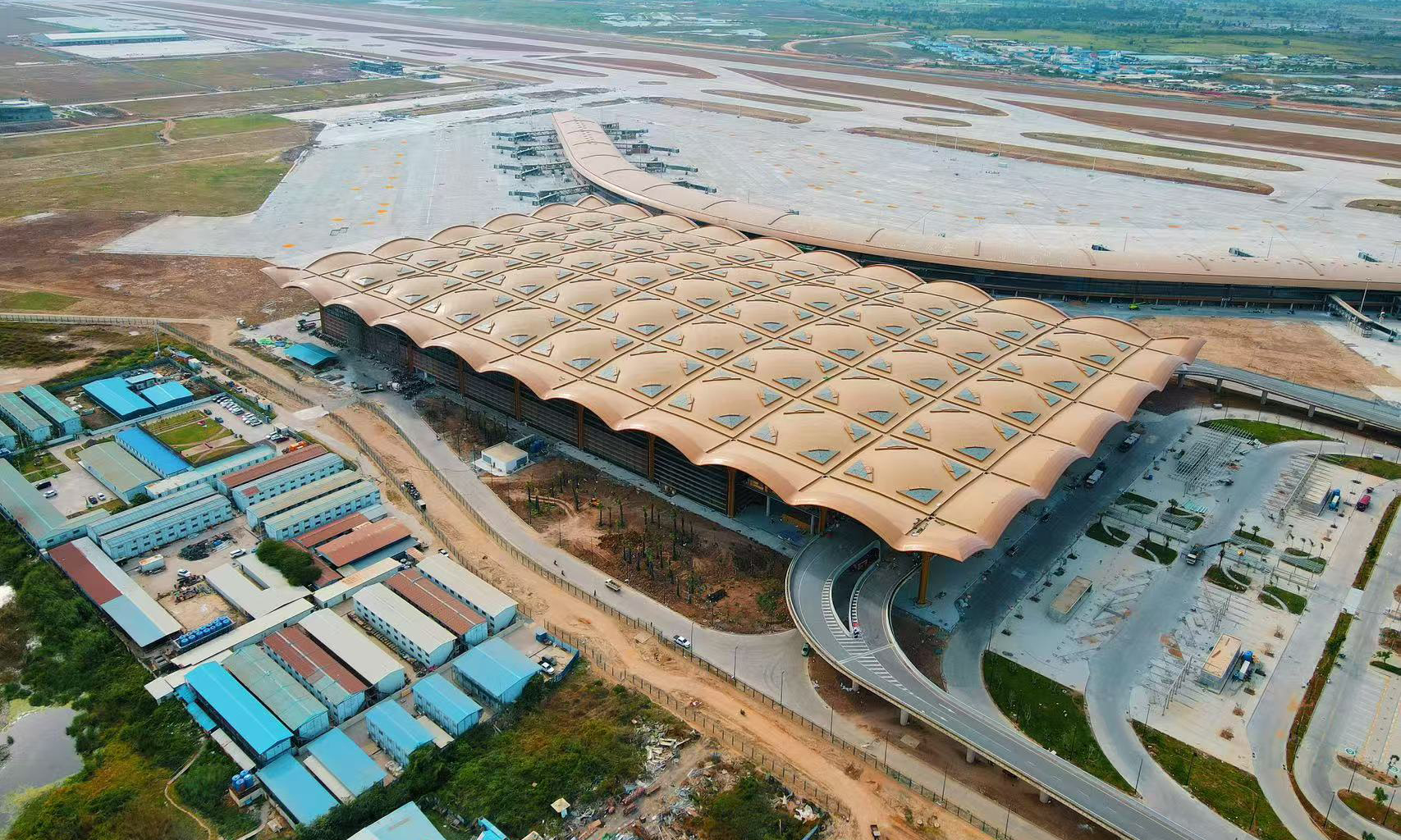 德崇国际机场的通航将有效缓解柬埔寨的机场运营压力，极大提升柬埔寨的航空运输能力，对吸引国际游客、促进柬埔寨经济发展起到重要推动作用。