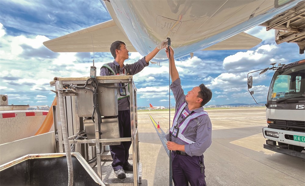 国航重庆分公司雄鹰班组进行C919飞机地面保障服务。