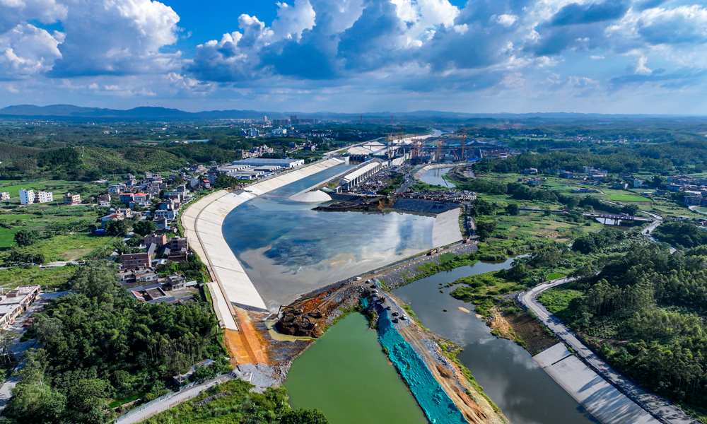 项目团队历时28个月，累计开挖土石方325万立方米、浇筑混凝土18.8万立方米、安装钢筋6712吨。