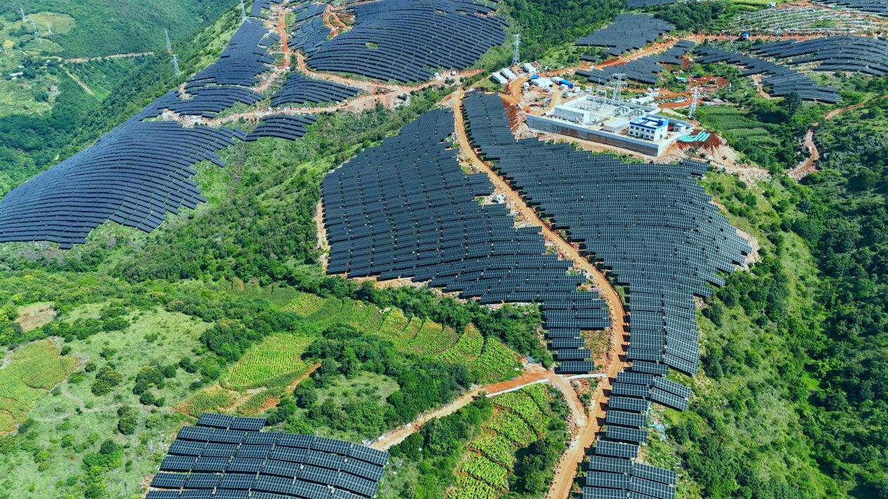 近期，中国建筑一批重点项目竣工。由中国建筑旗下中建五局承建的云南玉溪元江75兆瓦农光互补光伏发电项目，是云南省重点工程，项目位于云南省玉溪市，为新型能源农光互补项目，在地面上方架设光伏组件发电，下方地面进行经济作物种植，形成“上可发电，下可种植”的发电模式，打造清洁能源示范基地。