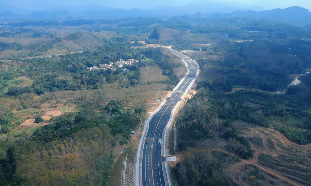 由中国建筑旗下中建六局承建的琼中新城区道路，是琼中黎族苗族自治县重点工程，项目位于海南省琼中黎族苗族自治县，全长7.5公里，项目助力琼中黎族苗族自治县新城区加速建设，强化对外联系通道功能，有效带动沿线经济发展。
