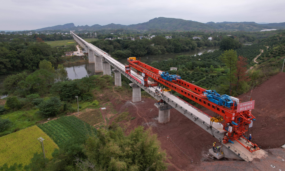 近日，随着最后1片24米T梁稳稳架设在绵水特大桥桥墩上，标志着由中铁五局承建的瑞梅铁路全线最长桥梁——绵水特大桥顺利架设完成，为下一步瑞梅铁路（江西段）铺轨施工提供条件。