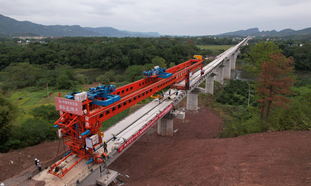 绵水特大桥位于江西省瑞金市境内，是瑞梅铁路全线控制性工程。该桥全长3052米，由9跨连续梁和79孔T梁组成。