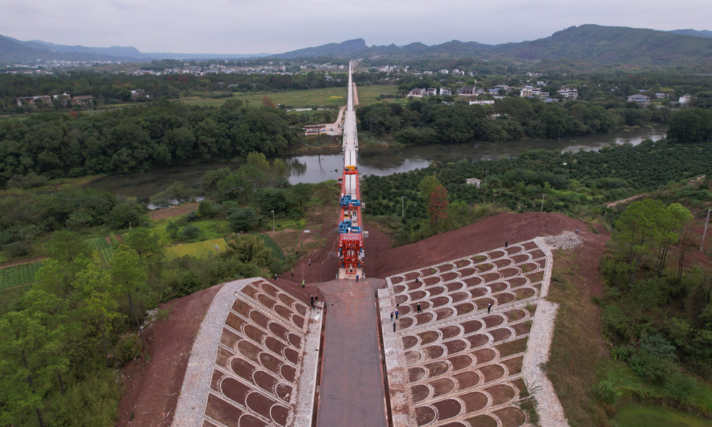 瑞梅铁路是国家“十四五”重点工程项目，正线全长240.3公里，为国家Ⅰ级单线电气化客货共线铁路。建成通车后，将结束江西省寻乌县、安远县以及广东省平远县不通铁路的历史，将多个赣南革命老区与粤港澳大湾区相连，有效改善区域交通基础设施条件，对促进老区经济的转型升级具有重要意义。