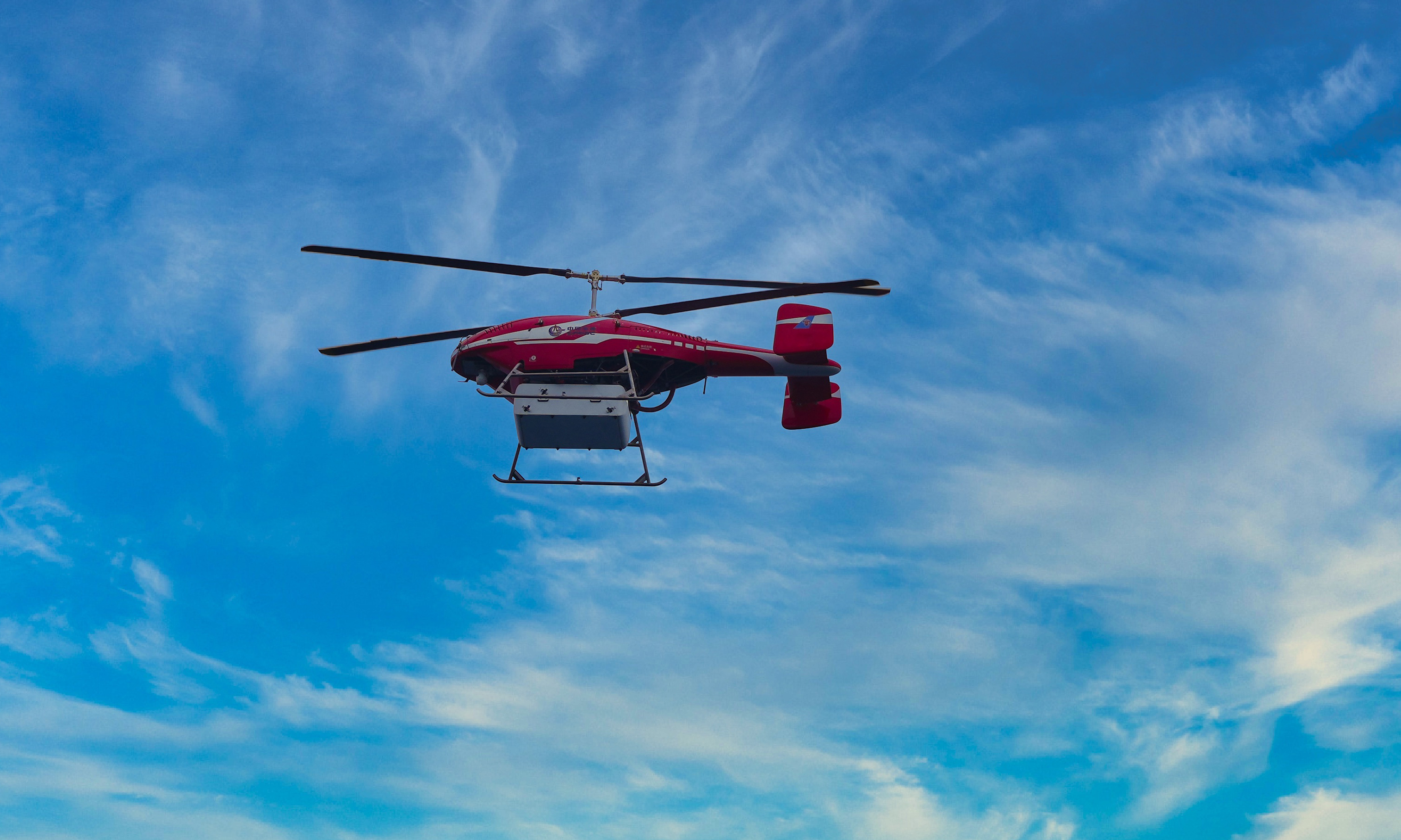 近日，我国自主研发的TD550重载无人直升机在北部湾海域成功完成低空物流验证飞行，首次通过油动力无人直升机在海上复杂环境下的长航时、大载重运输能力验证。