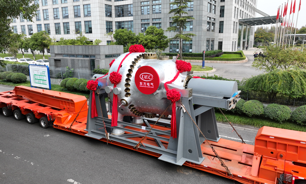 机组采用东方电气集团历经八年研制的1450毫米汽轮机叶片，创下国内全转速汽轮机叶片长度新纪录。采用的C630R转子由东方电气集团旗下东方汽轮机与钢铁研究总院、中国二重等单位联合攻关，突破国外高压转子传统技术路径，性能指标达到世界先进水平。