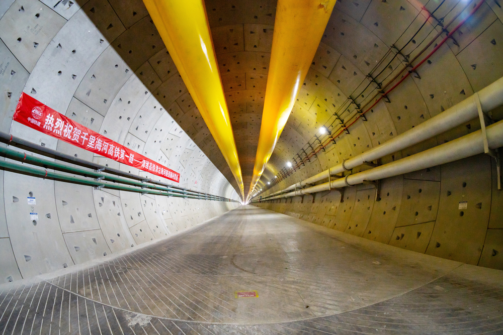 津沽海河隧道的顺利贯通，为津潍高铁全线按期通车奠定坚实基础。作为我国“八纵八横”高铁网京沪通道和沿海通道的重要组成部分，津潍高铁北接京津城际铁路，南接济青高铁，项目建成后，将进一步完善环渤海地区路网结构，极大便利沿线人民群众出行，促进沿线经济社会发展，对助力京津冀协同发展、山东半岛城市群建设，具有十分重要的意义。图为成型隧道内景。