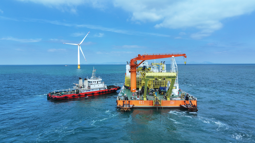 此次敷设的500千伏海缆卷盘直径超过30米，重达1.248万吨，相当于7800余辆家用轿车的重量总和。