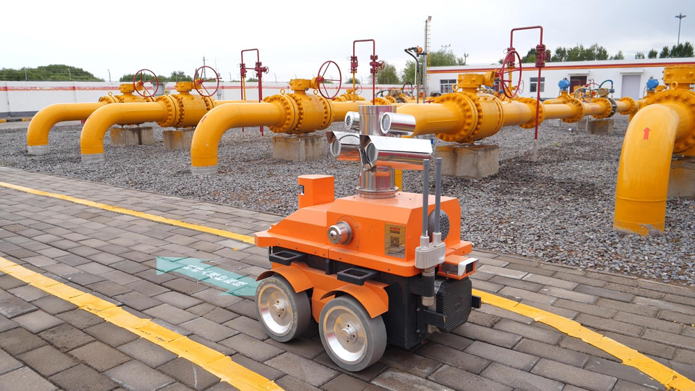 今年以来，长庆油田根据不同气井特征进行分类优化生产、量身定制方案，还依托云端智能措施管控技术，强化气田智能管理分析决策。图为智能巡检机器人巡检。