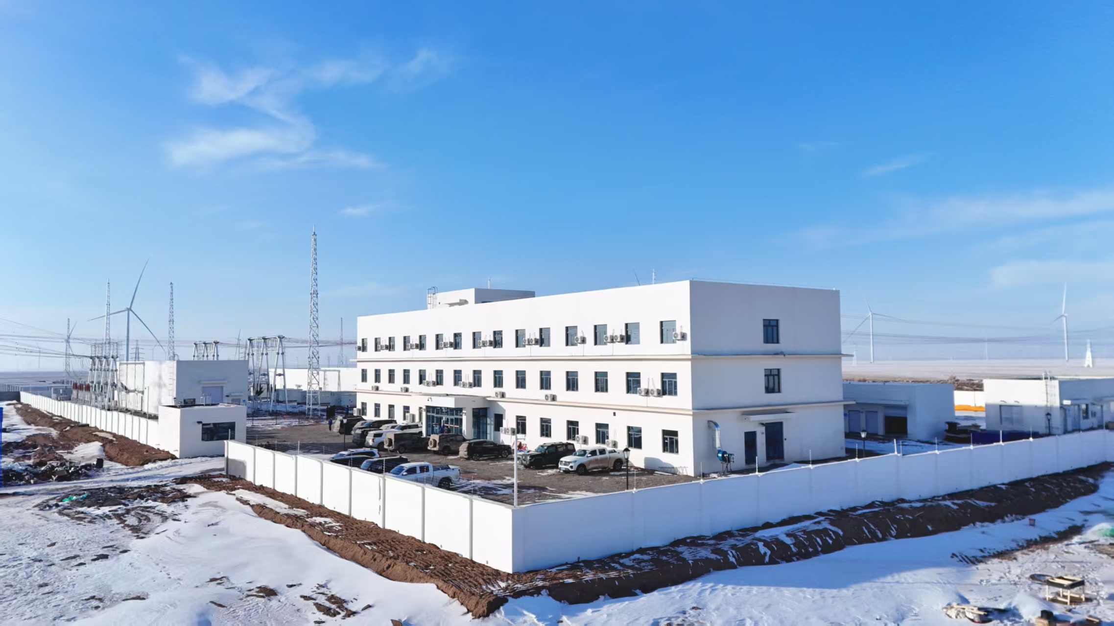 该项目位于木垒哈萨克自治县四十个井子风电规划区，装机容量达100万千瓦，共安装150台由东方电气集团自主研制、适应“沙戈荒”环境的6.7兆瓦风电机组。