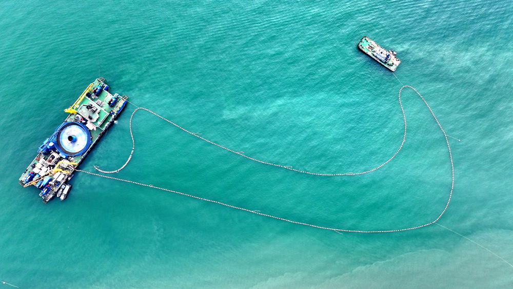 2026年元旦期间，1.1万名南方电网建设者坚守岗位，全力推进电网工程建设。据了解，今年一季度，南方电网计划投资超240亿元用于电网基础设施建设，同比提高超20%。图为220千伏涠洲岛跨海联网工程。