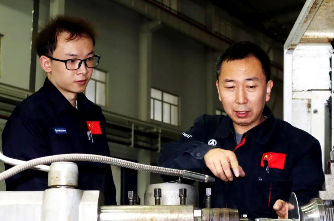 航天科技四院工作人员进行产品旋压加工。董钰 摄