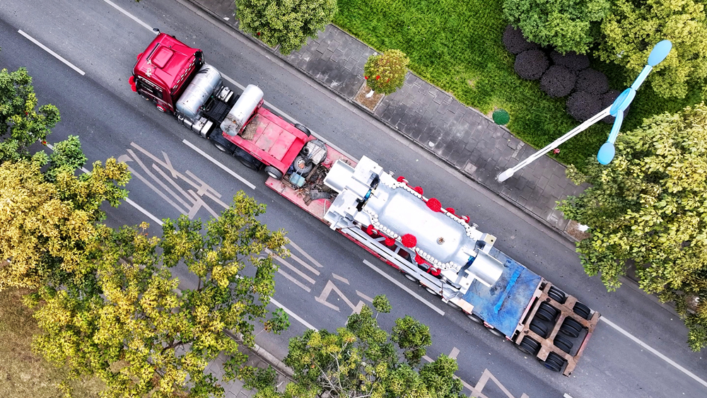 1月20日，由东方电气集团自主研制的西藏开投安多县土硕100兆瓦塔式光热电站项目汽轮机组顺利发运。该机组是目前国内同类机组中运行海拔最高的汽轮机设备，标志着我国在高海拔、极端环境条件下大型光热发电装备的研发与制造能力迈上新台阶。