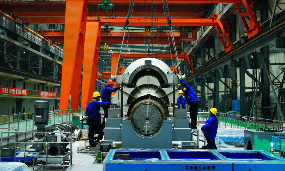 安多光热项目位于海拔4650米的唐古拉高山区，是世界首个在高海拔、电网末端地区开展的塔式光热项目，也是目前全球最高海拔光热项目。为适配高海拔、弱电网等复杂工况，满足高原频繁启停需求，此次发运的汽轮机组采用先进熔盐塔式光热技术与第四代高效通流设计，融合转子全生命周期管理、末级叶片监测等技术，搭配自主研发的高海拔轴封自适应、排汽通风系统，显著提升机组在高原环境下的宽负荷适应性，保障机组在整个生命周期内叶片与轴系的安全可靠运行。