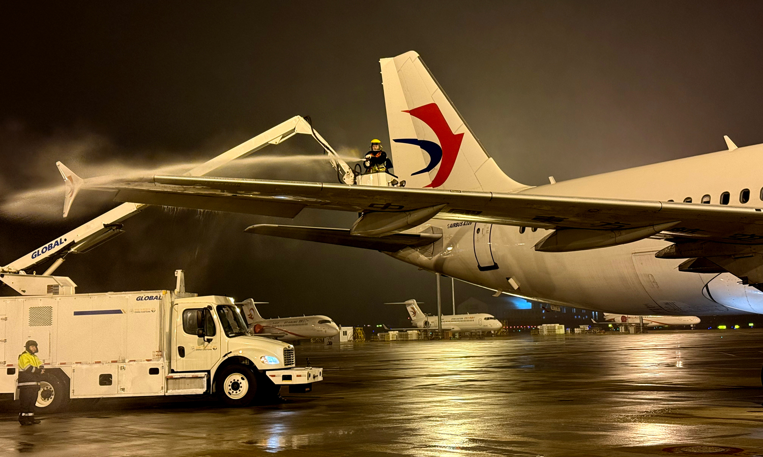 在寒潮来临前，中国东航提前部署就位除防冰设施设备、开展人员冬季运行培训，并特别加强对飞机轮胎、舵面、发动机等关键零部件的检查。图为工作人员进行除冰工作，确保飞机飞行安全。