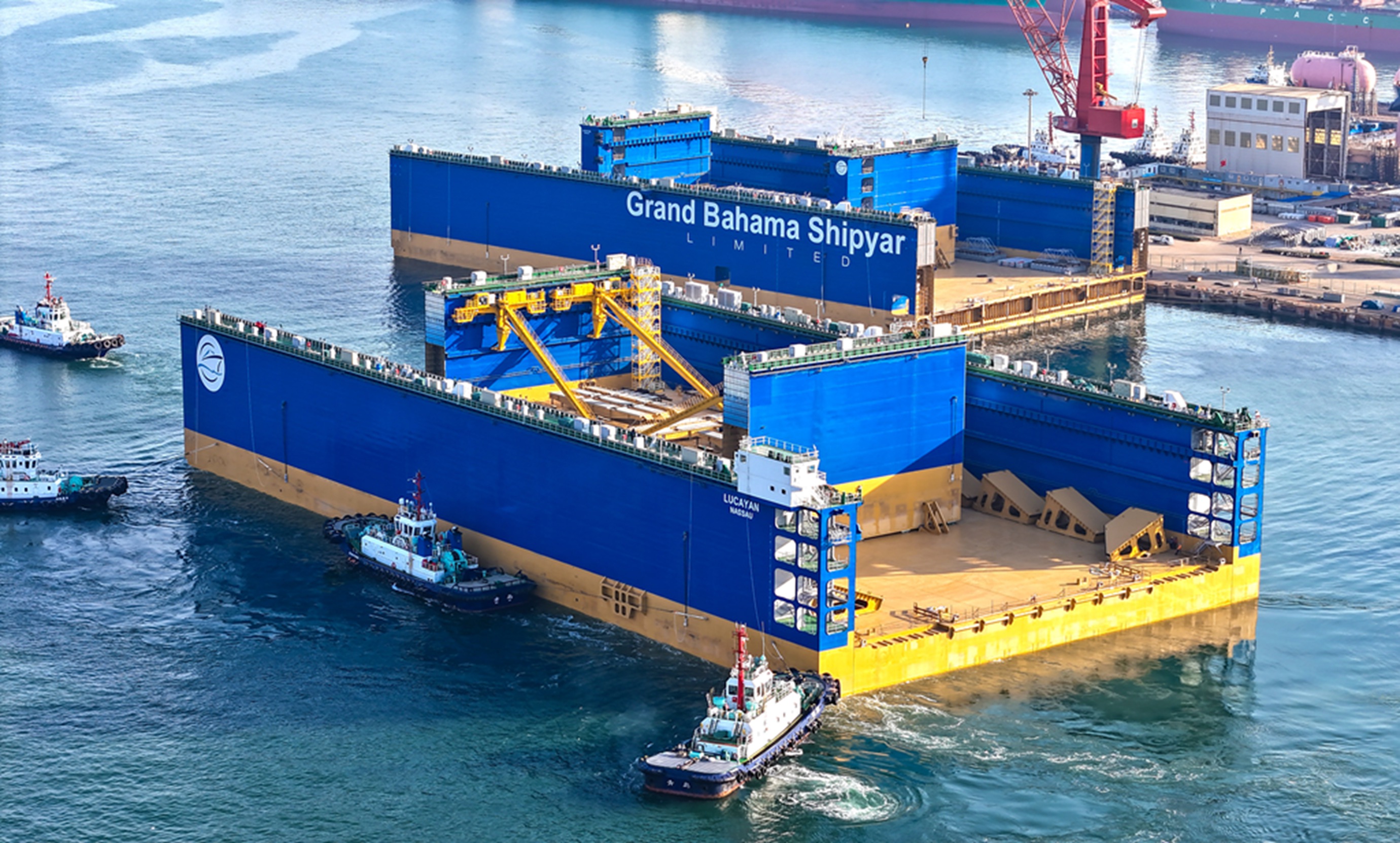 12万吨举力浮船坞“Lucayan”号从青岛西海岸新区北海造船3号码头离港。