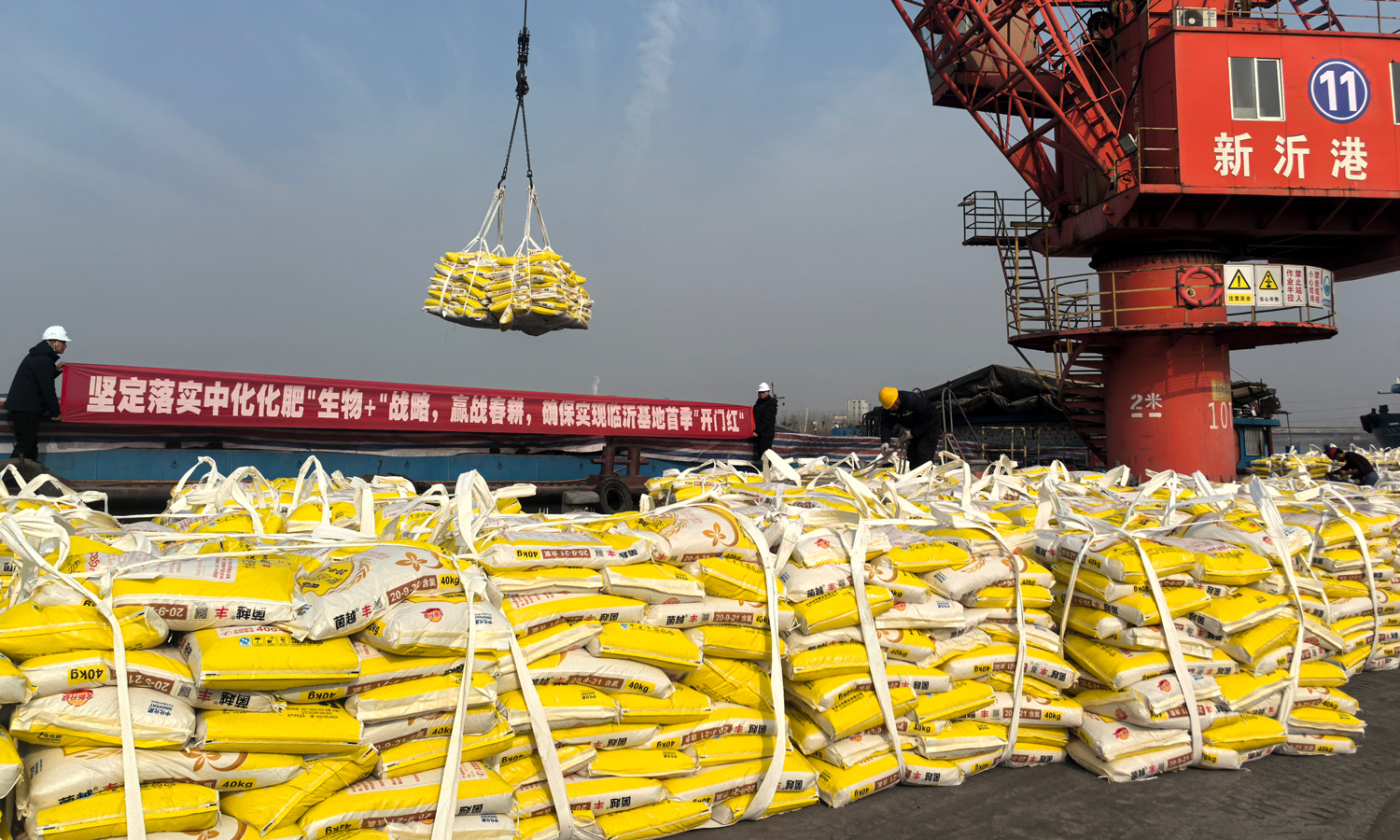 当前正值春耕备耕关键时节，中国中化旗下中化化肥统筹生产调度、物流运输与农化服务，全链条发力、多战线并进。2026年1至2月，中化化肥累计供应各类原料41万吨，保障生产装置应开尽开；累计投放肥料130余万吨，精准对接市场供需，全力打好化肥保供稳价“主动仗”。