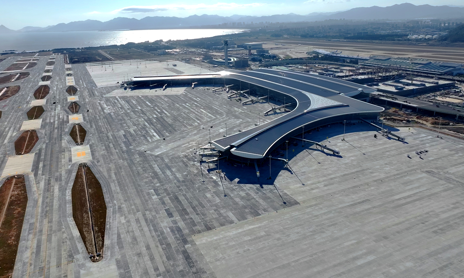 福州长乐国际机场二期扩建工程总建筑面积约48万平方米，涵盖T2航站楼及配套设施、综合交通中心相关设施等关键建设内容。其中，T2航站楼以“千秋福韵、丝路帆远”为主题，萃取三坊七巷马鞍墙等古厝经典形态融入设计，并结合榕树、茉莉花等福州自然元素，屋面似海洋波浪，天窗如涟漪，中庭与天窗营造“宝瓶”闽俗意象，将闽都文化、海丝底蕴与现代空港功能完美融合。