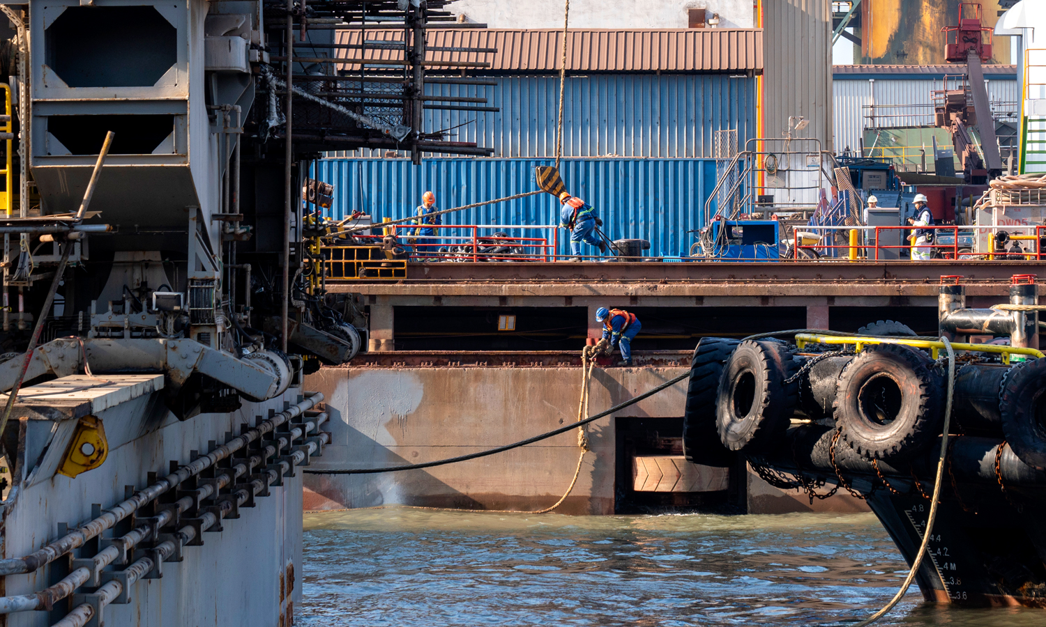 近日，中国海油旗下中海油服钻井事业部装备维修班组坚守深圳船厂坞修现场，全力推进钻井平台特检坞修及改造任务。据悉，“海洋石油 944”“国智”等四艘钻井平台同时在厂施工作业。该班组全年需完成37座平台的检修任务，总工日超1600天。