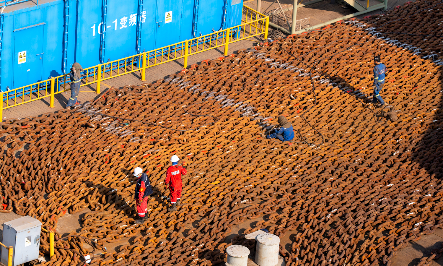 本次开展检修工作，既是严格执行船级社法定检验要求，也是针对平台长期高负荷海上作业、关键设备持续承压的实际情况，全面消除设备隐患、筑牢安全生产防线的必要举措。图为长达1830米的半潜式平台定位锚链铺展在码头上待检。