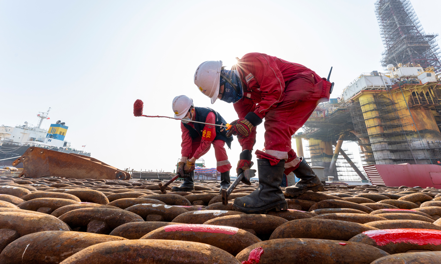 中国海油作业人员检查锚链并作标记。