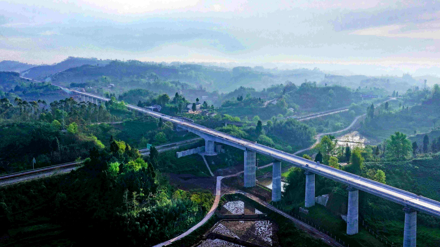 近日，随着中国中铁旗下中铁三局承建的西渝高铁康渝段夏家老屋特大桥无砟轨道底座板第一方混凝土开始浇筑，西渝高铁康渝段正式进入无砟轨道施工阶段，为下一步铺轨施工奠定了坚实基础。