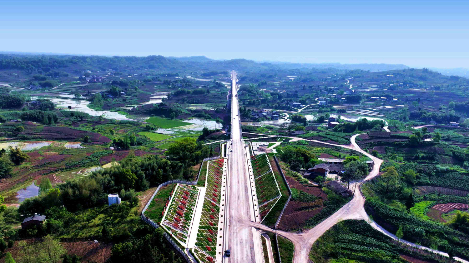 西渝高铁全长约739公里，其中康渝段全长约478公里，全线设计时速350公里，是国家“八纵八横”高速铁路网京昆通道、包海通道的组成部分。中铁三局施工的西渝高铁康渝段72.67公里无砟轨道，地处秦巴山区腹地，桥隧占比高，路桥隧工况转换频繁，无砟轨道施工需攻克桥梁变形与路基沉降协同控制等多项技术难题。