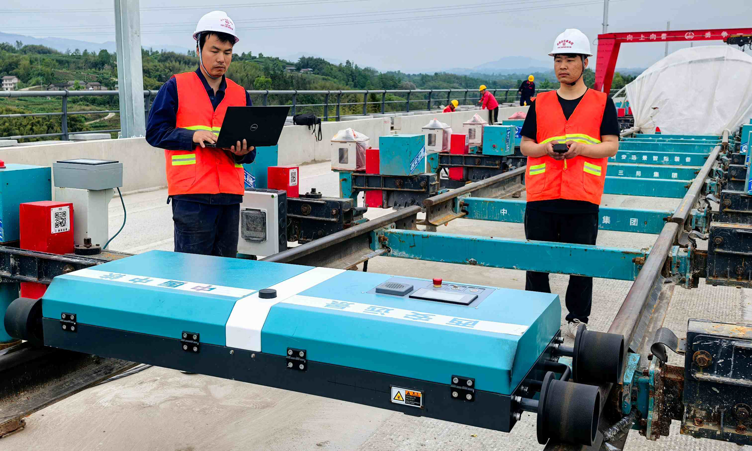 无砟轨道施工是铁路铺轨前的最后一道重要工序，其平顺性直接决定列车运行的平稳性与舒适性，质量要求高、精度控制严。中铁三局项目团队引入智能轨排精调机，搭载TAS-4型智能化动力系统，采用“测量—计算—执行”全链路自动化闭环架构。该装备可将轨排精调误差严格控制在0.3毫米以内，确保无砟轨道施工质量。