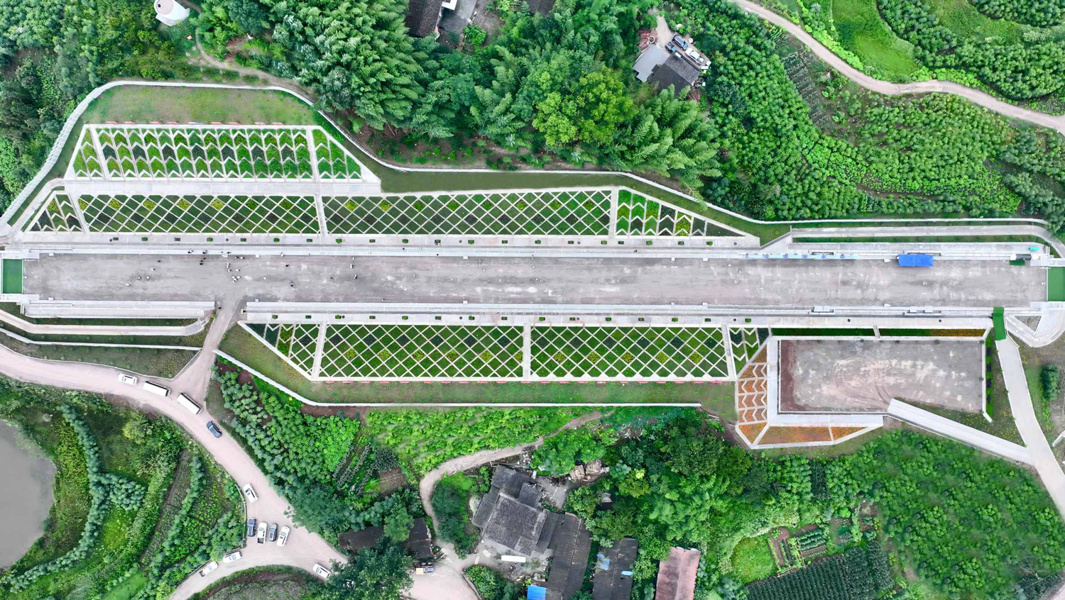 西渝高铁建成通车后，西安至重庆的出行时间将缩短至2.5小时左右，可进一步完善中西部地区的铁路路网布局，对全面推进乡村振兴、助力城乡融合、推动区域协调发展具有重要意义。