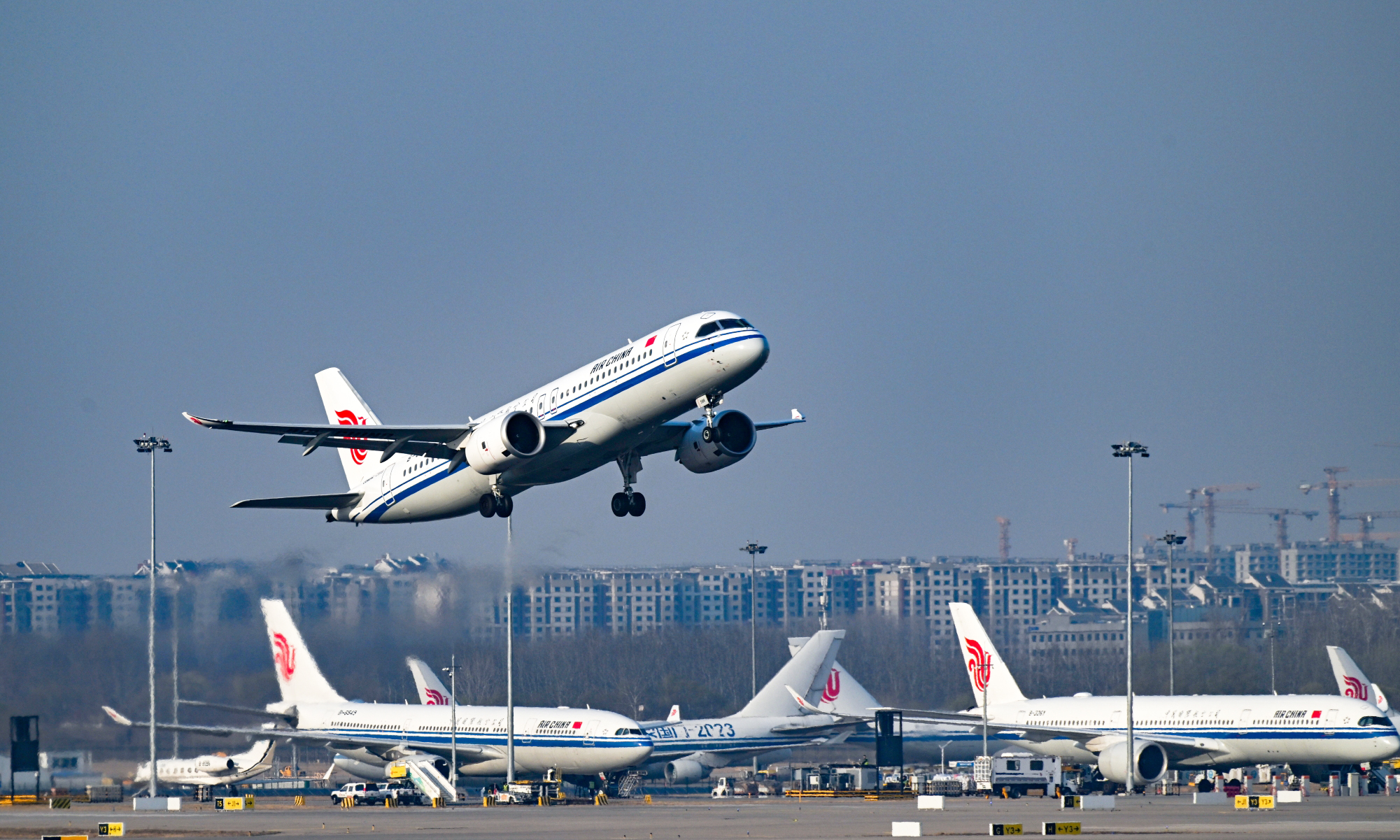近日，编号B-659S的国产大飞机C919顺利飞抵北京首都国际机场，中航集团第十架C919正式入列，标志着中航集团C919机队迈入“两位数”时代。